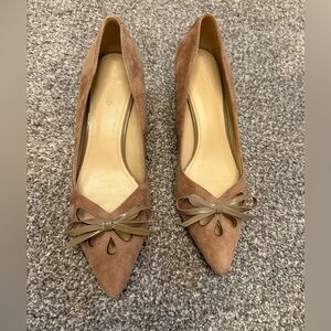 Joan & David Tan Suede Pointed-Toe Pumps with Bow Accent kitten heel 8